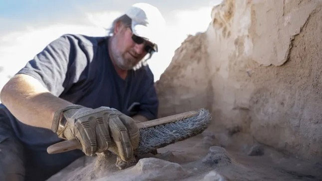 Matthew Cuba, người quản lý tài nguyên văn hóa của Phi đội Kỹ sư Xây dựng số 49, phủi cát khỏi tàn tích của lò sưởi Paleo-Archaic tại Căn cứ Không quân Holloman, New Mexico. (Ảnh: Phi công Isaiah Pedrazzini)