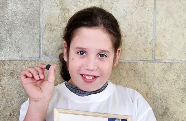 Nati Toyikar, 11 tuổi, người đã tìm thấy đồng xu 2.000 năm tuổi. (Ảnh: Israel Antiquities Authority).