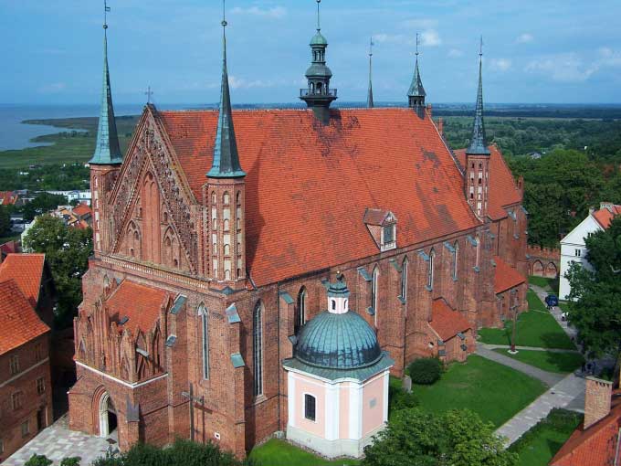 Nhà thờ Frombork, nơi chôn cất Copernicus. (Ảnh: Lestat/Wikimedia).