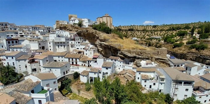 Cảnh quan toàn thành phố Setenil de las Bodegas. (Ảnh: flickr).