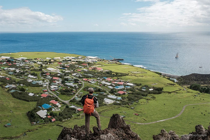 Thị trấn duy nhất của Tristan da Cunha - Edinburgh of the Seven Seas - được xây dựng trên nền đất bằng phẳng cách đỉnh của ngọn núi lửa Queen Mary hơn 2.000m trên đảo chính Tristan. Tên của thị trấn Edinburgh được đặt sau chuyến thăm hòn đảo này của Công tước đệ nhất của vùng Edinburg những năm 1800, nhưng các cư dân ở đây quen gọi là The Settlement.