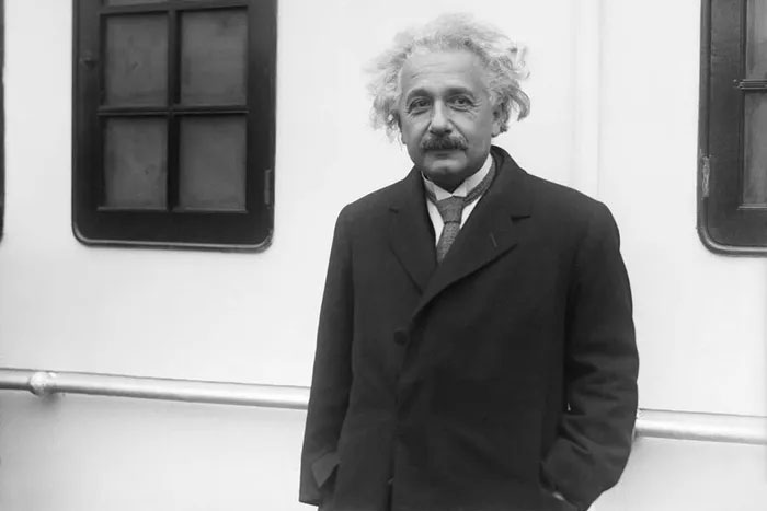 Albert Einstein (1879-1955) - một trong những nhà vật lý vĩ đại nhất mọi thời đại từng làm chuyên gia kỹ thuật cho một văn phòng cấp bằng sáng chế ở Bern, Thụy Sĩ. Công việc này tạo điều kiện để ông tập trung vào việc theo đuổi khoa học của mình.
