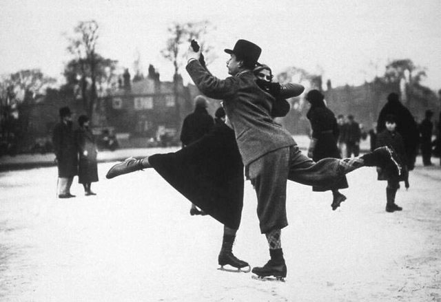 Một cặp đôi đang khiêu vũ trên giày trượt băng ở Whitestone Pond, Hampstead, London, 1933