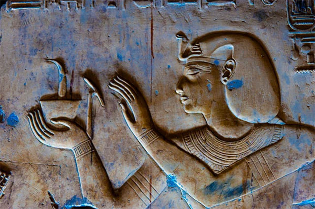 Phù điêu mô tả một bác sĩ Ai Cập cổ đại ở thành phố cổ Abydos - (Ảnh: ANCIENT ORIGINS).