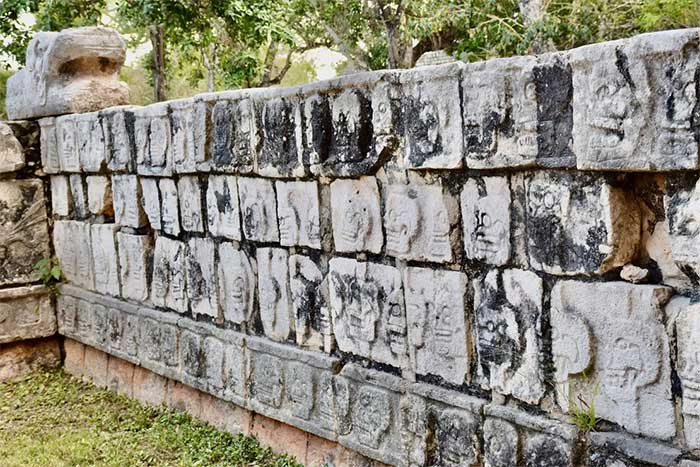 Những bản điêu khắc được phục dựng ở Chichén Itzá (Mexico). (Nguồn: CNN).