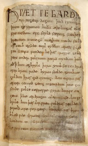 Phần mở đầu của bản thảo Beowulf. (Ảnh: Britannica).