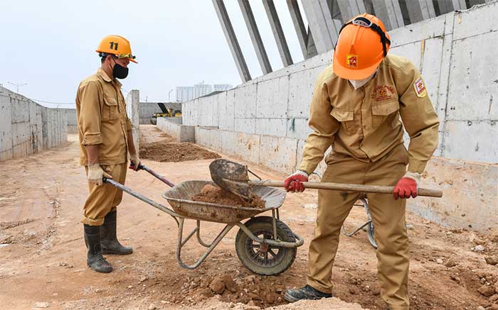 Công nhân thi công trên công trường dự án.