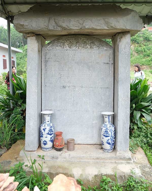 Bia đá chùa Tĩnh Lự do chúa Trịnh Tráng cho tạo dựng khi tôn tạo chùa và do nhà khoa bảng Nguyễn Duy Thì soạn thảo.