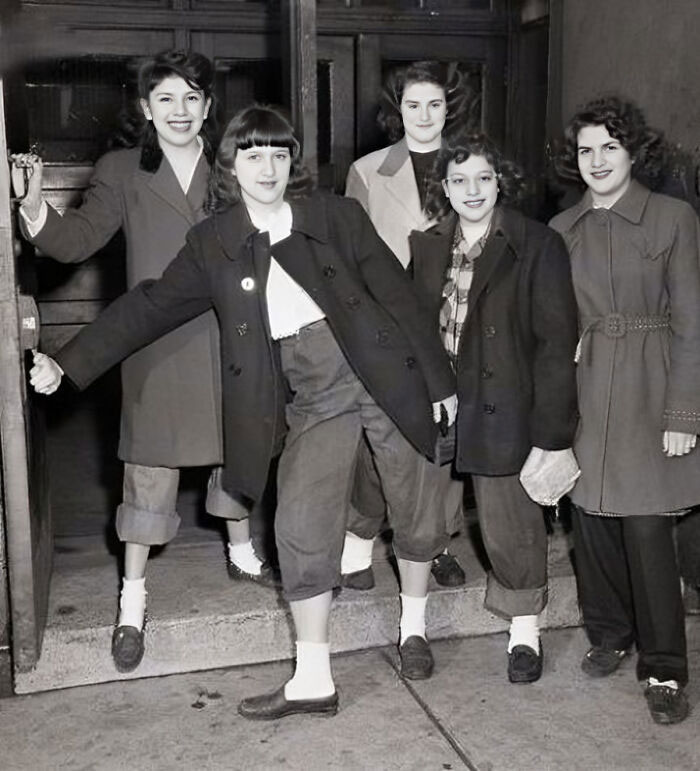 Vào năm 1946, trường trung học tại Chicago (Mỹ) cho nữ sinh nghỉ học về nhà bởi họ mặc quần bò xanh.