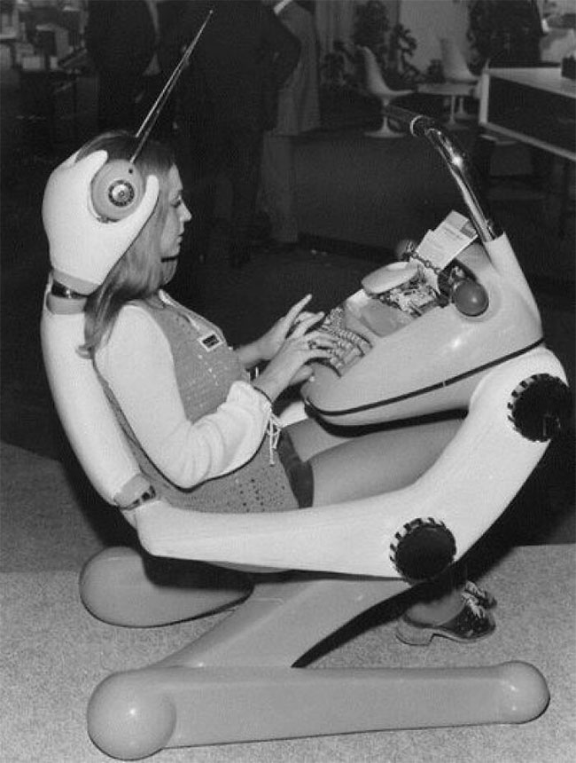 Một người phụ nữ trên chiếc ghế máy đánh chữ với tai nghe và đèn tại Paris (Pháp) năm 1972.