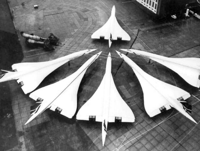 Một phi đội máy bay Concorde tại sân bay London Heathrow (Anh) năm 1986. Máy bay chở khách siêu thanh Concorde từng được xem là biểu tượng và tương lai của ngành hàng không toàn cầu. Tuy nhiên, nó đã bị khai tử từ năm 2023.