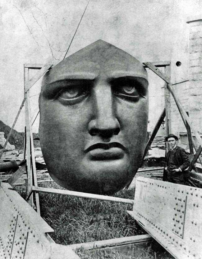 Lắp ráp tượng Nữ thần Tự do tại thành phố New York (Mỹ) năm 1885. Bức tượng khổng lồ này do người dân Pháp tặng Mỹ và các công nhân đã mất bốn tháng để hoàn thành.