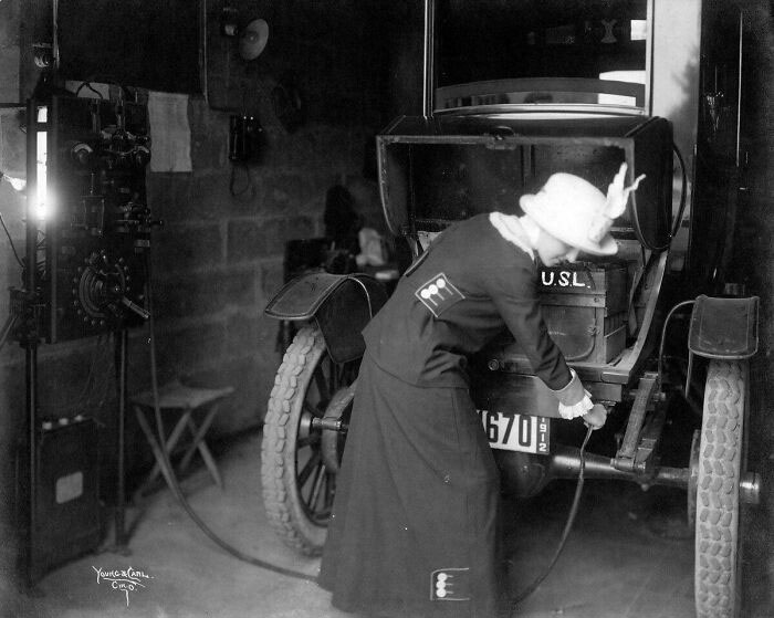 Bức ảnh chụp năm 1912 về một người phụ nữ đang sạc ô tô điện.