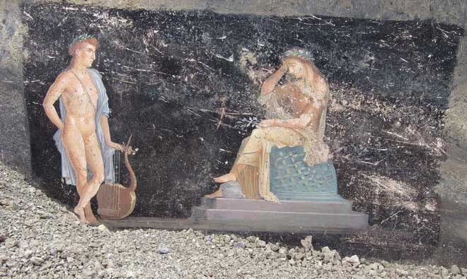 Bích họa mô tả vị thần Hy Lạp Apollo đang cố gắng tán tỉnh nữ tu sỹ Cassandra. (Nguồn: Reuters).