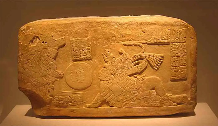 Một bức phù điêu mô tả hai người Maya cổ đại đang chơi bóng - (Ảnh: VIỆN NGHỆ THUẬT CHICAGO).