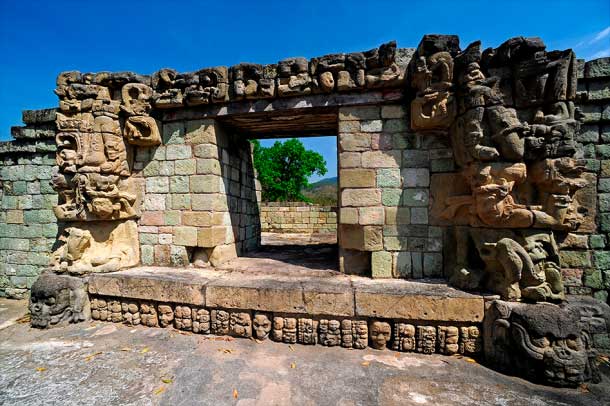 Một bức tường trát thạch cao ở Honduras vẫn giữ được bề mặt đẹp sau ngàn năm bị bỏ hoang và tàn phá - (Ảnh: ANCIENT ORIGINS)
