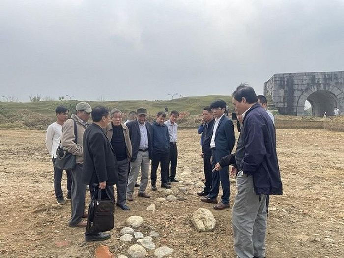 Các nhà khoa học phát hiện phát hiện bãi đá bên trong cổng phía Nam của D sản văn hóa thế giới Thành Nhà Hồ.