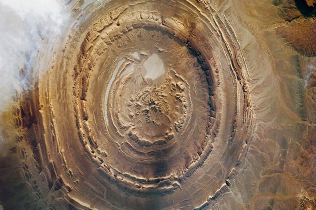 Cấu trúc Richat tại sa mạc Sahara, nơi được cho là trung tâm văn hóa của người tiền sử Homo Erectus - (Ảnh: NASA).