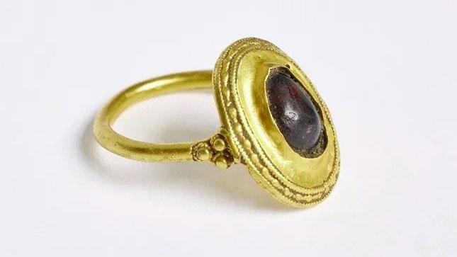 Chiếc nhẫn vàng gắn đá tinh xảo hơn 1.500 năm tuổi vừa được tìm thấy ở Đan Mạch. (Ảnh: The National Museumn).