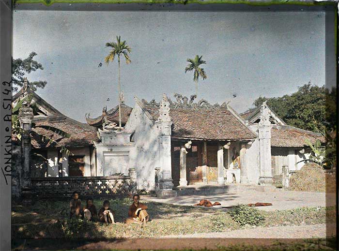 Những đứa trẻ bên ngoài một ngôi chùa ở Thanh Trì, tỉnh Hà Đông, nay thuộc huyện Thanh Trì của Hà Nội. Người Pháp gọi chùa này là “chùa lò mổ” (Pagode de l’ abattoir).