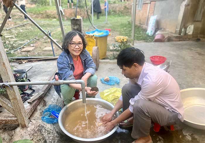 Sau khi tìm kiếm, chọn lọc, đoàn khảo cổ đã tiến hành vệ sinh và chỉnh lý hiện vật.