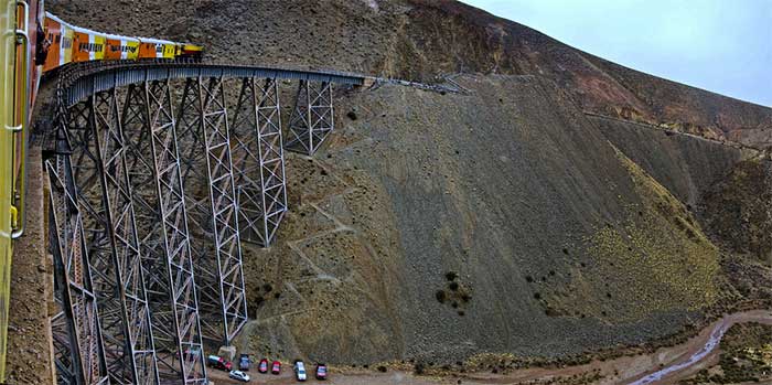  Chuyến tàu đưa du khách đi qua hành trình 217km, vượt lên độ cao 3000m, đi qua 29 cây cầu.