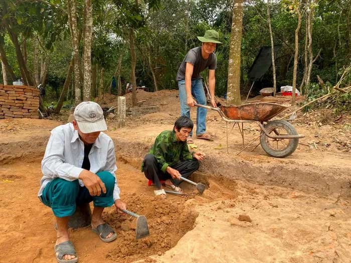 Các công nhân đang tiếp tục khai quật con đường vào trung tâm đền tháp Mỹ Sơn. (Ảnh: K.L).