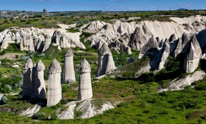 Những cột đá thông khí có biệt danh ống khói cổ tích ở Cappadocia. (Ảnh: Smithsonian)