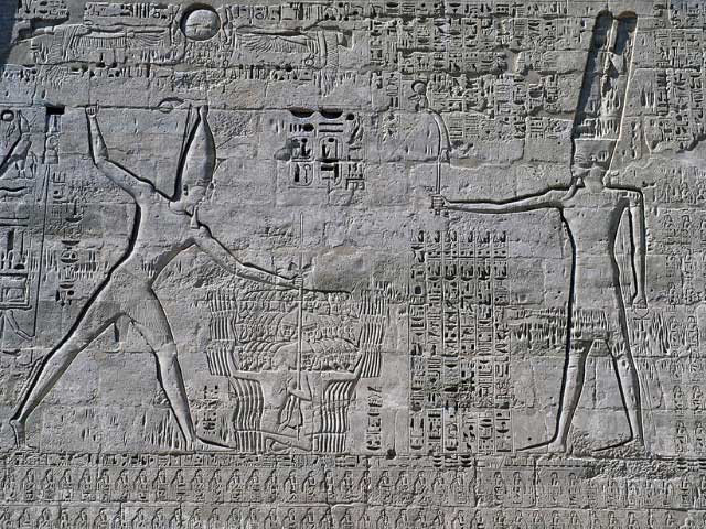 Trong thời kỳ hòa bình của Tân Vương quốc, Ramesses III đã mạnh mẽ tham gia xây dựng rất nhiều ngôi đền nguy nga. Để thiết lập mạng lưới thương mại và mở rộng phạm vi ảnh hưởng, ông còn ra lệnh cho quân đội của mình đi chinh phục các nước láng giềng, những cuộc chinh phạt này đều thành công nhưng những cuộc chinh phục này không bổ sung được kho bạc như mong đợi, dẫn đến thiếu hụt tài chính.