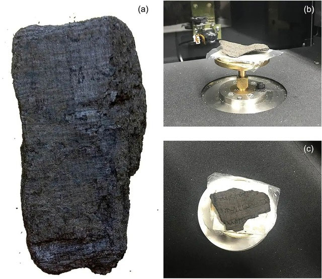 Hình ảnh các mảnh giấy cói bị cacbon hóa được tìm thấy ở Herculaneum, bị chôn vùi trong tro bụi sau vụ phun trào của núi Vesuvius cách đây 1.945 năm.