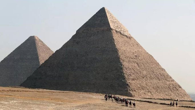 Đại Kim Tự Tháp được nhìn thấy ở hậu cảnh là cái lớn nhất trong cụm kim tự tháp ở đồi Giza - Ai Cập - (Ảnh: EPA)