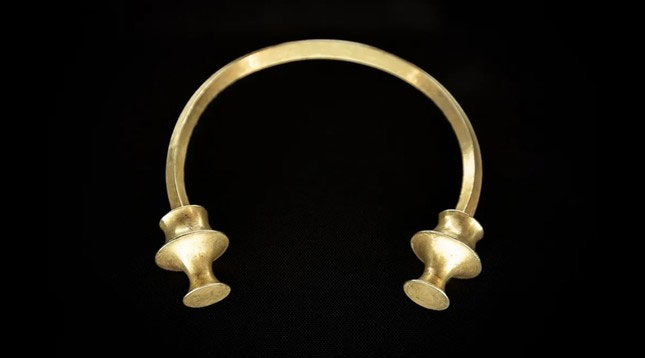 Phát hiện mới này giống với chiếc vòng tay bằng vàng này, được gọi là torc. Những chiếc vòng cổ hoặc vòng tay cứng như vậy được chế tác bởi người Celt ở Tây Ban Nha (Ảnh: Andres Victorero qua Getty Images).