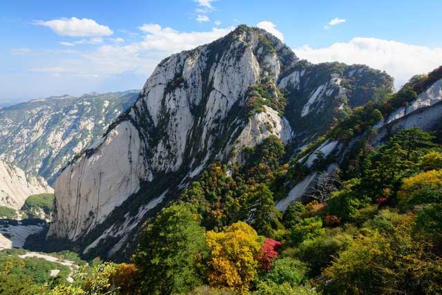Dãy núi Tần Lĩnh còn có phong cảnh thiên nhiên rất đẹp.