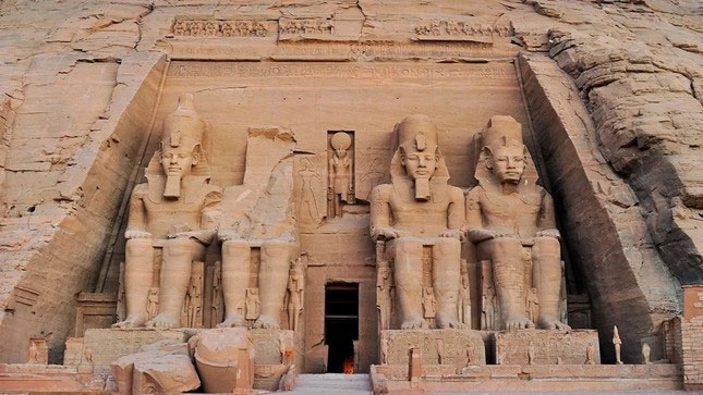 Những ngôi đền ở Abu Simbel tôn vinh Pharaoh Ramesses II và hoàng hậu của ông, Nefertari. Nhưng Ramesses II có nhiều vợ, trong đó có con gái ông, Meritamen. (Ảnh: Michelle McMahon qua Getty Images)