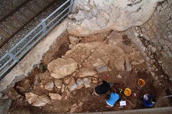 Cuộc khai quật di chỉ Riparo Bombrini ở Ý tiết lộ người Neanderthals cũng bố trí không gian sống như người hiện đại - (Ảnh: ARCHOEALOGY MAGAZINE).