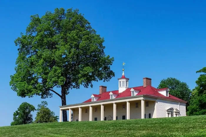 Hai chai thủy tinh đựng trái cherry lâu năm được phát hiện tại dinh thự của George Washington ở Mount Vernon, Virginia. (Ảnh: Loop Images/Universal Images Group).