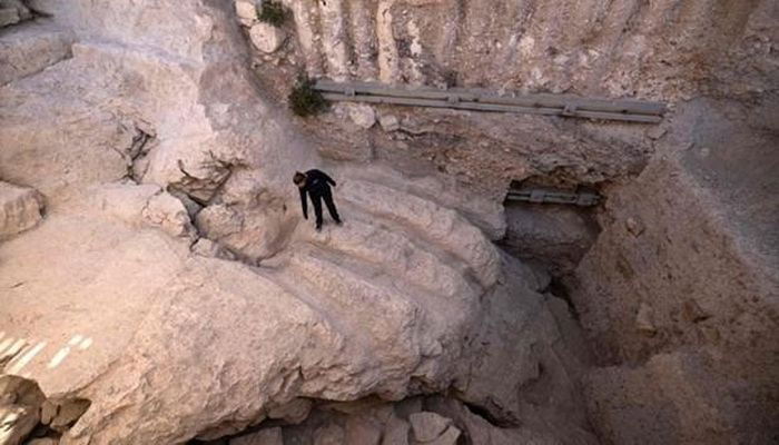 Các đường ống bằng đá đẽo được các nhà khảo cổ học Israel khai quật mới đây. (Nguồn: The News).