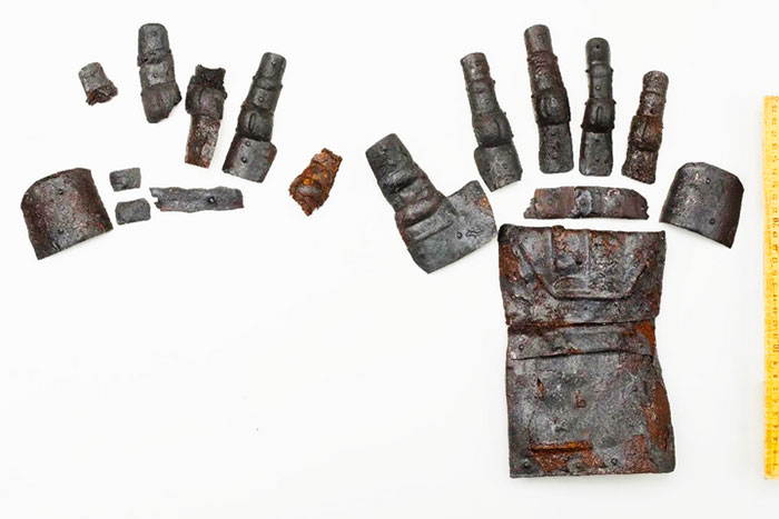 Một chiếc găng tay bọc thép độc đáo có từ thế kỷ 14 được bảo quản tốt vừa được phát hiện tại Lâu đài Kyburg ở Pfäffikon, Thụy Sĩ. (Ảnh: Cơ quan cơ sở hạ tầng bang Zurich).