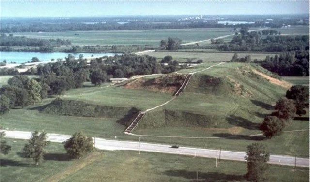 Gò Monks, gò lớn nhất trong số các gò đất Cahokia ở Mississippi.