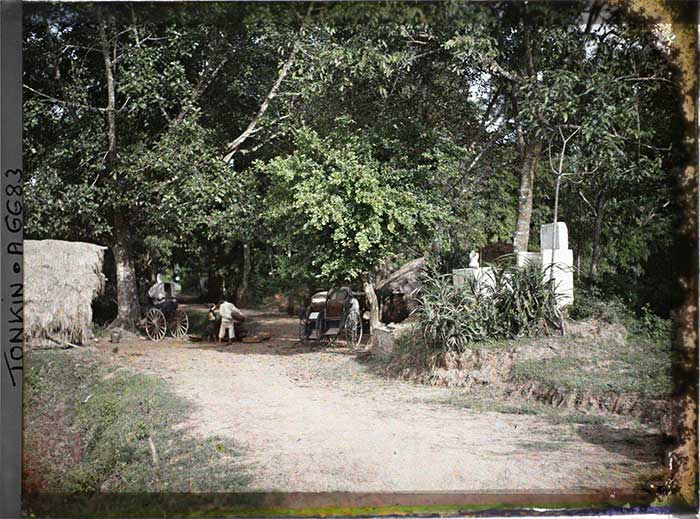 Làng Định Công ở tỉnh Hà Đông, 1915. Ngày nay nơi đây là phường Định Công, quận Hoàng Mai, Hà Nội.
