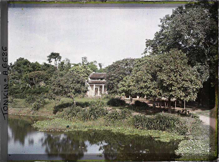 Ngôi nhà bên ao nước ở làng Định Công.