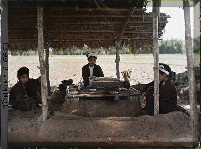 Một quán ăn ở vùng nông thôn tỉnh Hà Đông năm 1915. Tỉnh Hà Đông thời điểm này có địa giới tương ứng với một số huyện ngoại thành và một phần nội thành của thành phố Hà Nội hiện tại.