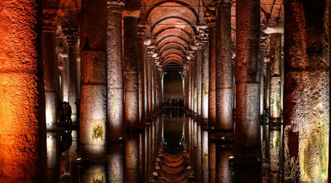 Những cột đá cẩm thạch trong hầm chứa nước Basilica Cistern ở Istanbul. (Ảnh:Xinhua).