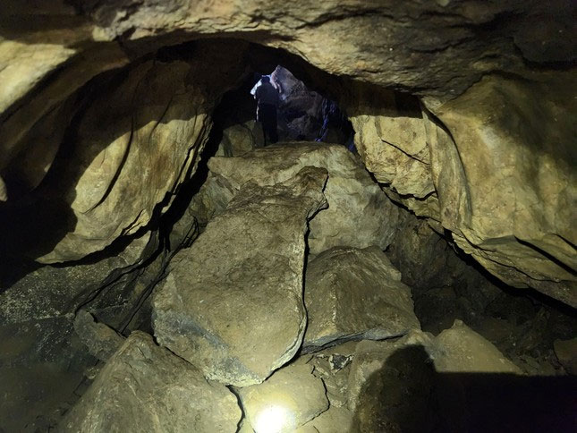 Đây là một hang động có suối nước ngầm chảy bên trong 