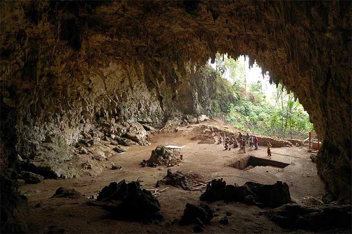 Hang động nơi hài cốt của Homo floresiensis được phát hiện vào năm 2003, Liang Bua, Flores, Indonesia.