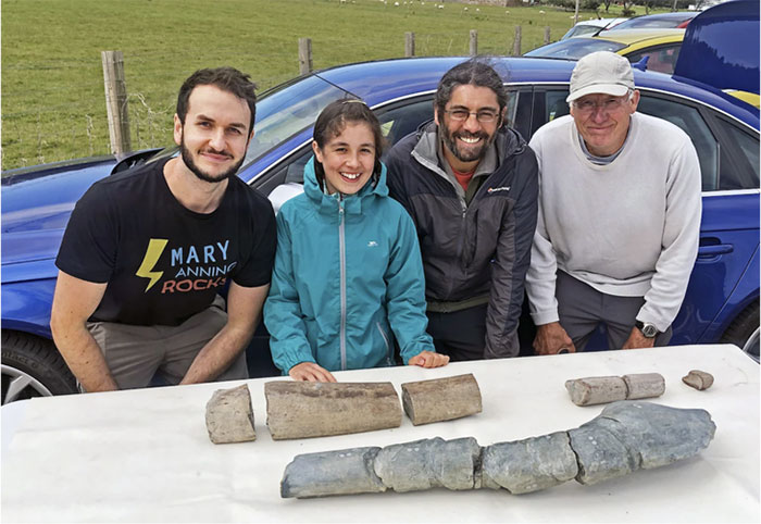 Từ trái sang: Dean Lomax, Ruby Reynolds, Justin Reynolds và Paul de la Salle nghiên cứu mẫu hóa thạch của loài thằn lằn cá khổng lồ - (Ảnh: Dean Lomax)