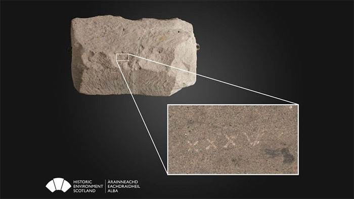 Các dấu hiệu trông giống như chữ số La Mã đã được tìm thấy trên đá trong quá trình quét lazer.