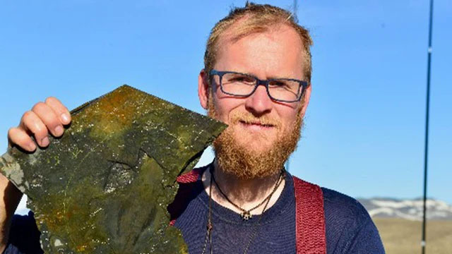 Nhà cổ sinh vật học nhà cổ sinh vật học Jakov Vinther và phiến đá chứa hóa thạch nửa tỉ năm tuổi - (Ảnh do nhân vật cung cấp).