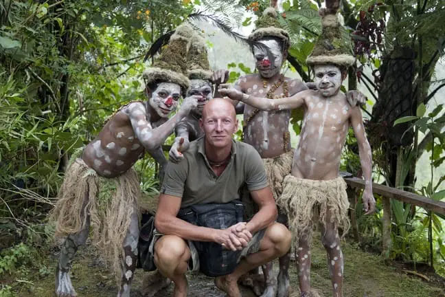 Jimmy Nelson cùng các thành viên nhí của bộ tộc Goroka tại biên giới Indonesia.