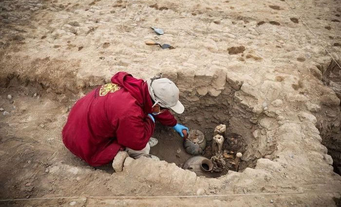 Hiện trường khai quật xác ướp cổ, gần 1.000 năm tuổi ở Peru. (Nguồn: Reuters).